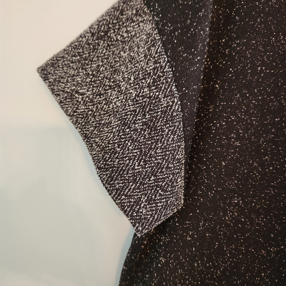 Banana Republic Black and Gray Top with Front Pockets. Size XL - Picture 3 of 6